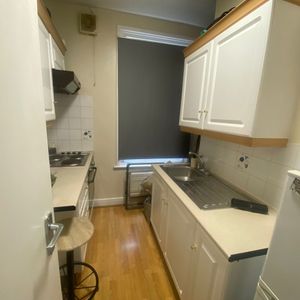 One Bedroom Flat to rent in London - Photo 2