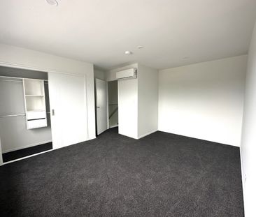 A Stylish Townhouse in Panmure - Photo 3