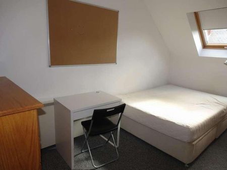 Bedroom Top Floor Flat In Winton, BH9 - Photo 3