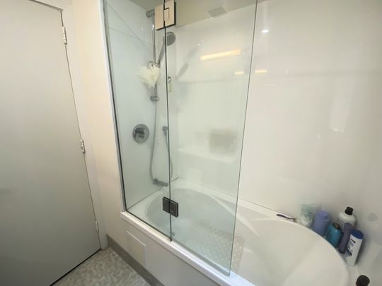 Gem on Oriental! - Photo 1