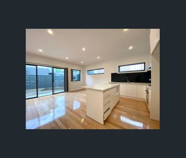 Modern and low maintenance. - Photo 4