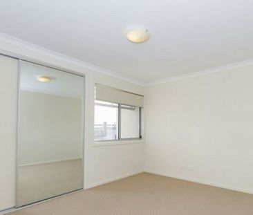 Light Filled Spacious Townhouse - Photo 1