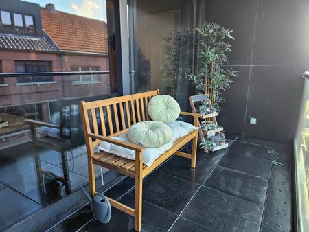 Appartement met 2 slaapkamers, ruim terras en carport. - Photo 2