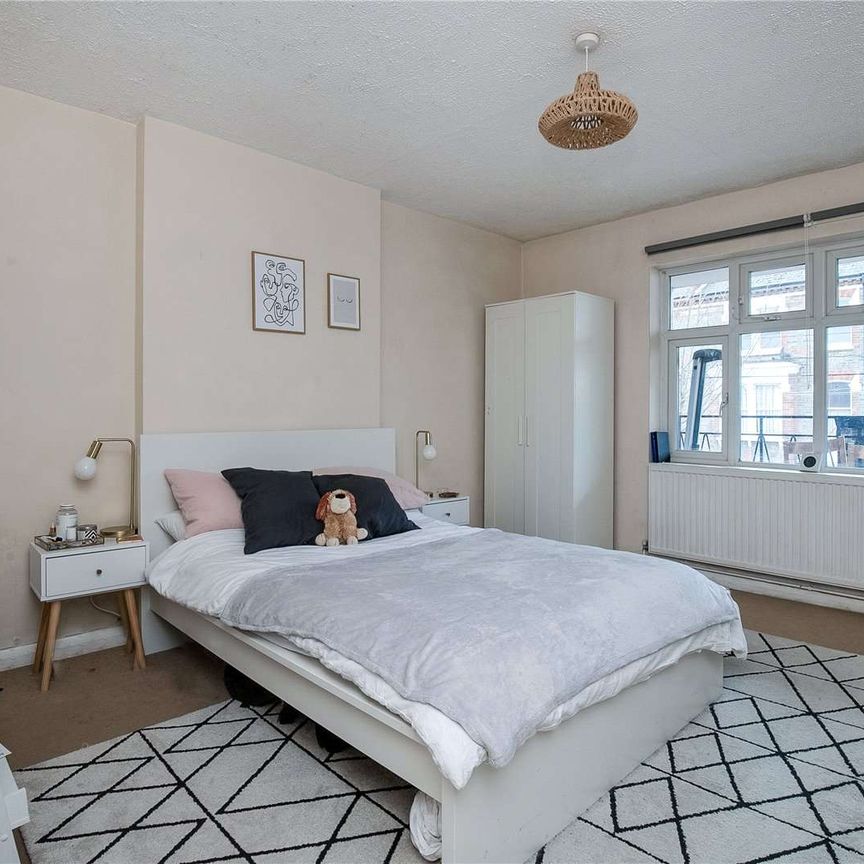 A spacious two bedroom flat situated on Severus Road. - Photo 1