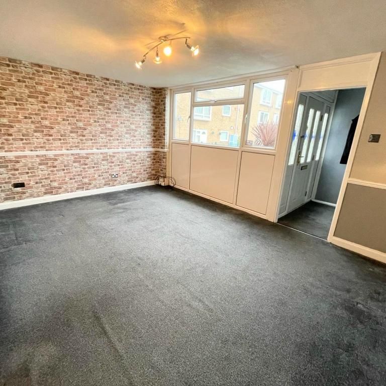 3 bedroom end of terrace house to rent - Photo 1