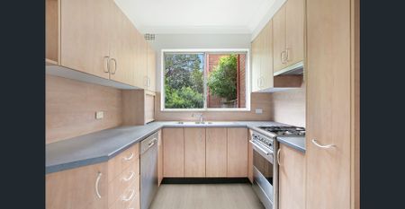 Freshly Updated & Spacious 3 Bedroom Townhouse with Two Private Courtyards - Photo 4