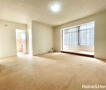 SPACIOUS TWO BEDROOM APARTMENT - Photo 6