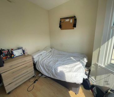 3 bedroom flat to rent - Photo 2