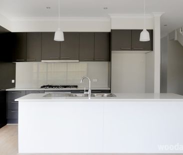 Modern Townhouse Living - Photo 3