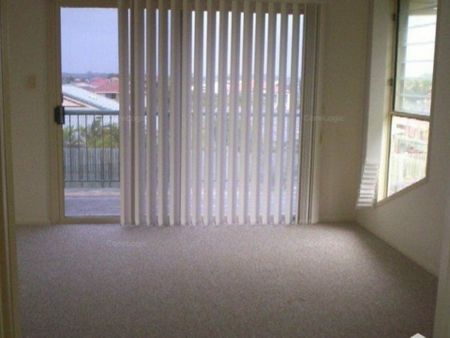 Family Home in Banksia Beach - Photo 4