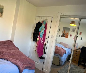 4 bedroom end of terrace house to rent - Photo 2