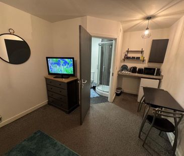 1 bedroom in a house share to rent - Photo 2