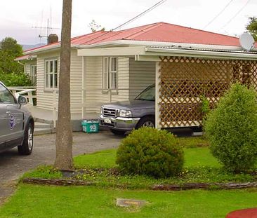 Sunny, Comfortable 3 Bedroom Home in Wainuiomata - Photo 2