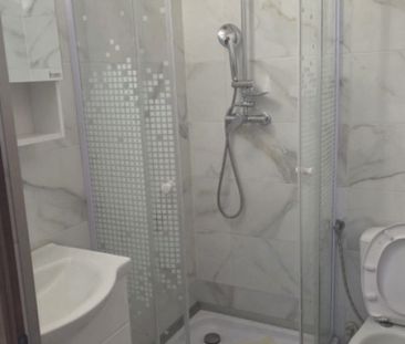 Garsonieră decomandată, 30 mp, mobilată modern, curte pri - Photo 5