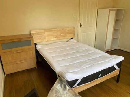 Room in a Shared House, Croombs Road, E16 - Photo 4