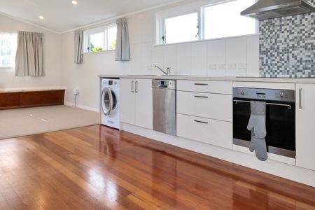 2 Bedroom Warm Quality property in Khandallah, Welliington - Photo 4