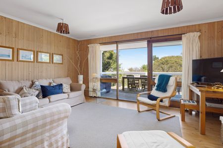 Sundrenched Beach Retreat - Photo 4