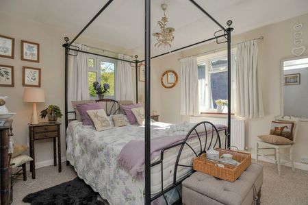 Petworth Road, Haslemere - 3 bedrooms Property for lettings - Seymours - Photo 4