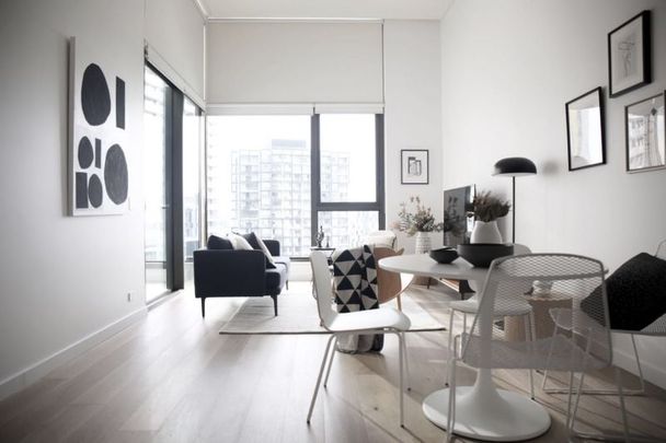 FURNISHED STUNNING TOP FLOOR 2 BEDROOMS APARTMENT IN DARLING SQUARE - Photo 1