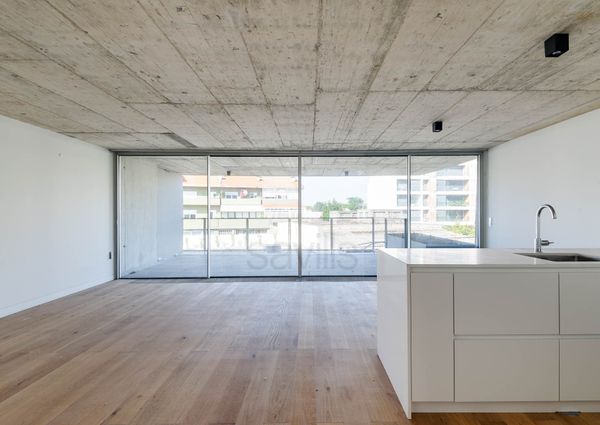 Apartamento T3 com terraço no Pereiró - Porto