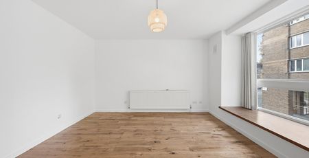 A family townhouse with patio garden and roof terrace overlooking this attractive garden square, well positioned for Paddington Station and Oxford Street. - Photo 5