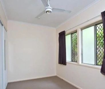 LOWSET 3 BEDROOM FAMILY HOME WITH GOLF COURSE VIEW IN JINDALEE - Photo 6