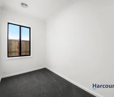 “5 Bedrooms Beautiful Family Home not to missed!!” - Photo 3