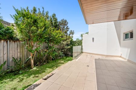 Quality townhouse capturing water and city views - Photo 5