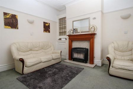 4 bedroom end of terrace house to rent - Photo 2