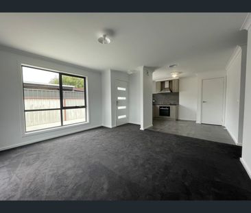 2/121 Sobraon Street, Shepparton, Vic 3630 - Photo 2