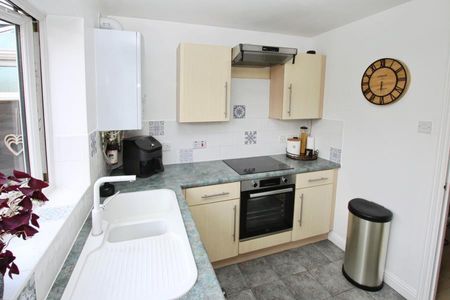 2 bedroom terraced house to rent - Photo 4