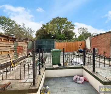 Long Riding, Basildon - Photo 1