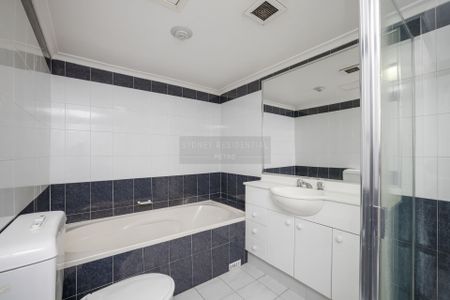 Spacious North-Facing 2 Bedroom Apartment with Parking - Photo 3
