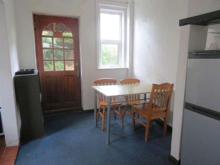 Bedroom Ground Floor Flat In Charminster, BH3 - Photo 4