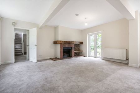 A substantial detached 7 bedroom cottage situated within the Village of Over Tabley - Photo 3