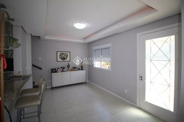 Casa com 3 quartos e 310m² para alugar em São Geraldo, Porto Alegre. - Photo 1
