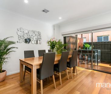 Beautifully Appointed 3 Bedroom + Study Townhouse with all the mod ... - Photo 3