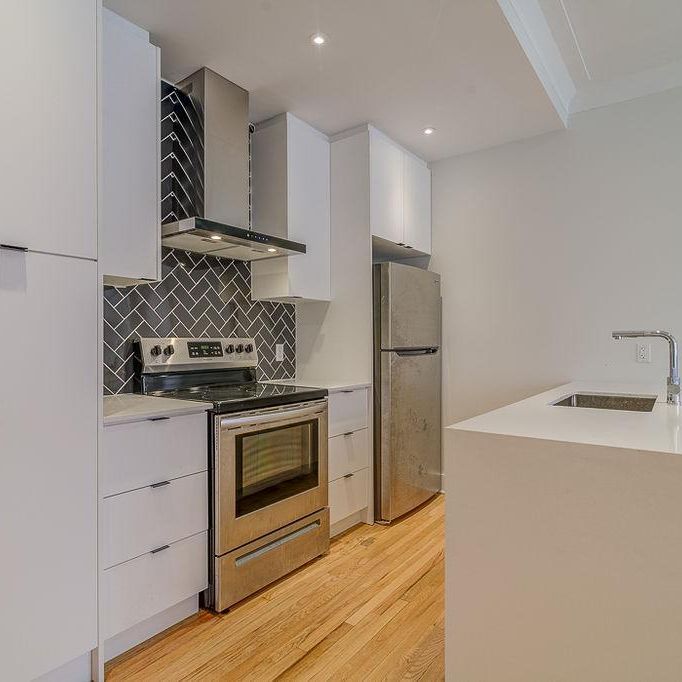 Recently Renovated 5½ Apartment Available - A louer • For Rent - Photo 1