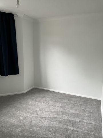 Large Detached Two Bedroom Bungalow To Let in Collier Row - Photo 3