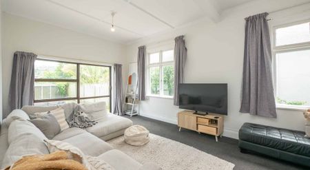 Cosy Three-Bedroom Home Minutes From the Esplanade - Photo 5