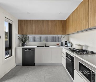 Renovated waterside townhouse - Photo 6