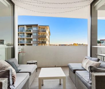 Modern Two Bedroom Apartment in Convenient Location - Photo 2