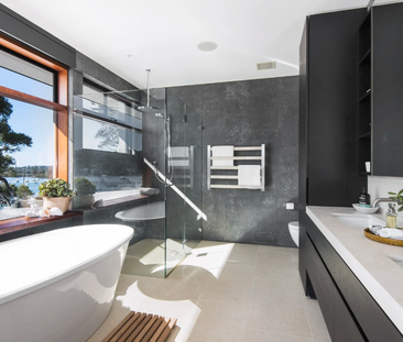 Prestigious Deep Waterfront Residence - Photo 2
