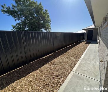 Four bedroom home in Para Hills! - Photo 2