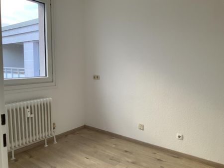 Hier macht Wohnen Spaß! 3-Zimmer-Wohnung mit neuem Laminatboden. - Photo 2