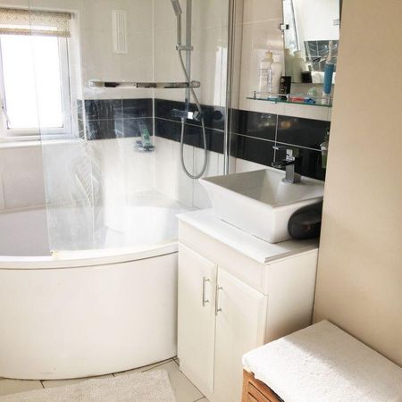 1 bedroom in a house share to rent - Photo 3