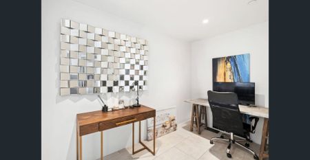 2/2/1 luxe apartment in The Lanes, Mermaid Waters - Photo 5