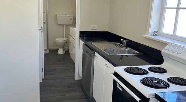 Walk to work, supermarket, station, park, cafes et - Photo 1