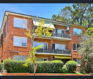 Freshly Painted One-Bedroom Apartment with Lock-Up Garage - Photo 5