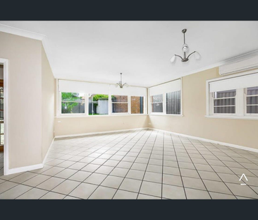 Waterside Lifestyle with Period Charm - Photo 1